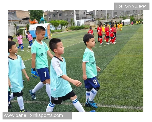 精彩踢足球的视频集锦让你领略足球魅力与技巧的完美结合